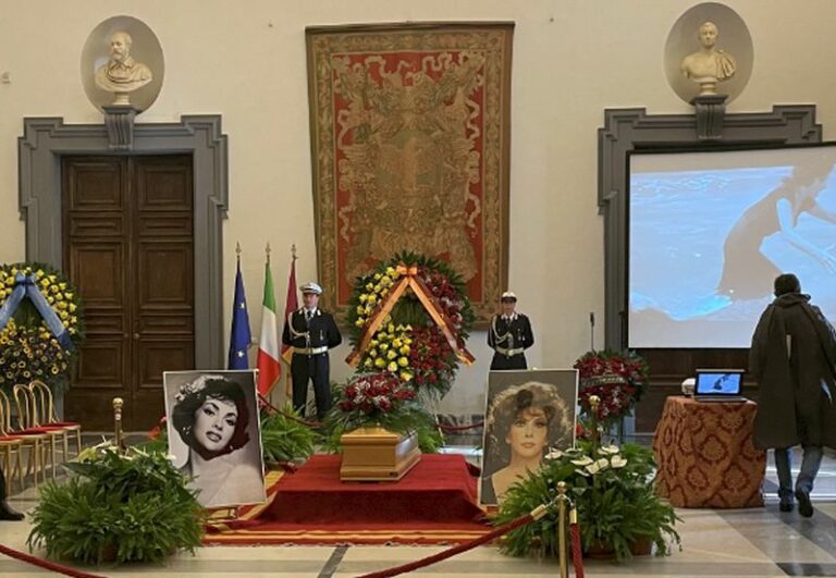 Lollobrigida, camera ardente gremita in Campidoglio per ultimo saluto