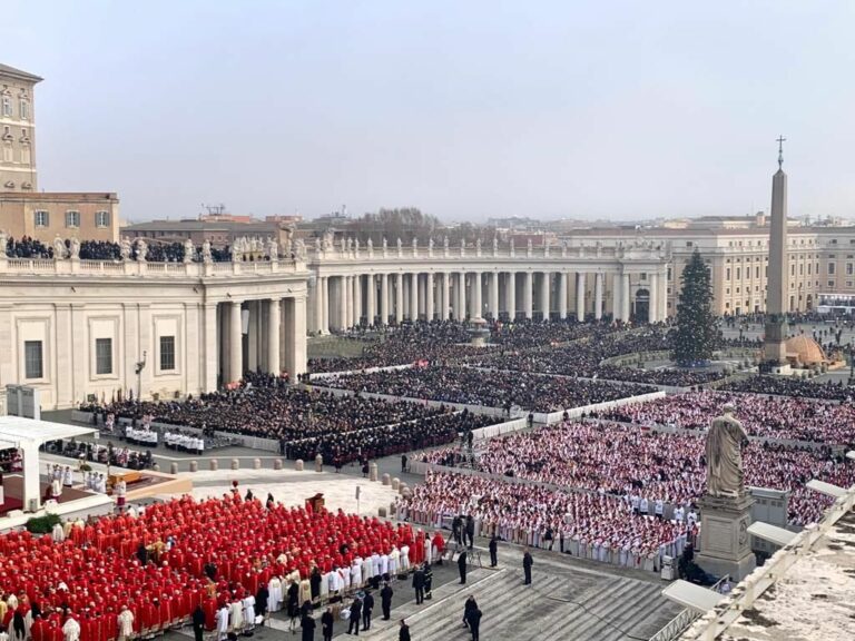 Benedetto XVI, in migliaia in piazza San Pietro i funerali del Papa emerito