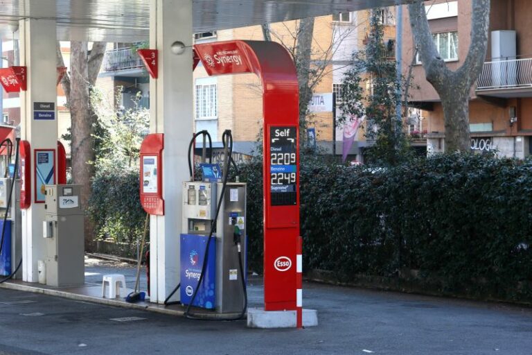 Carburanti, confermato lo sciopero dopo incontro tra gestori e Urso
