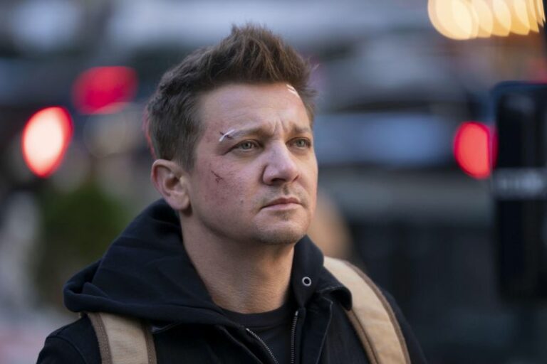 Jeremy Renner grave dopo un incidente mentre spalava la neve