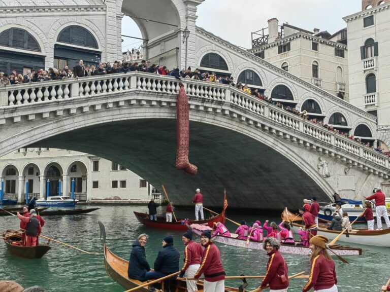 La regata delle befane taglia il suo 43^ traguardo sotto il ponte di Rialto