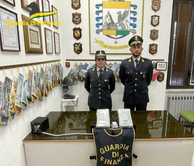 Reggio Calabria, arrestati due corrieri con oltre 2 kg di cocaina