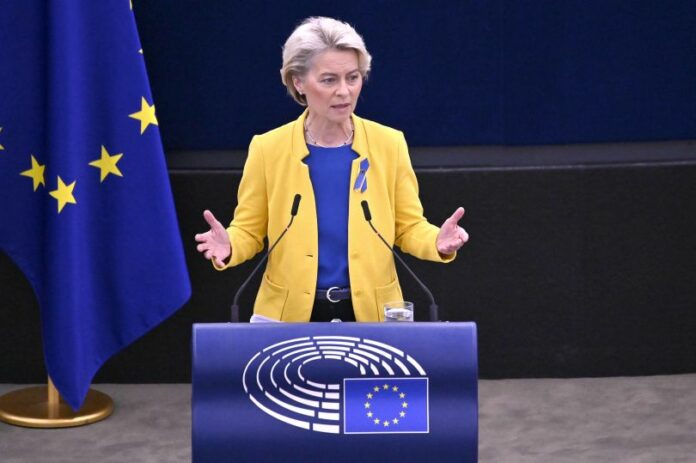 Strasburgo, Ursula von der Leyen elogiato il coraggio degli ucraini durante il suo discorso nella sala plenaria del Parlamento europeo