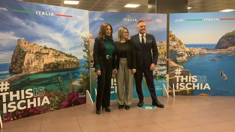 La campagna per Ischia viaggia “a bordo” della Metro 5 di Milano