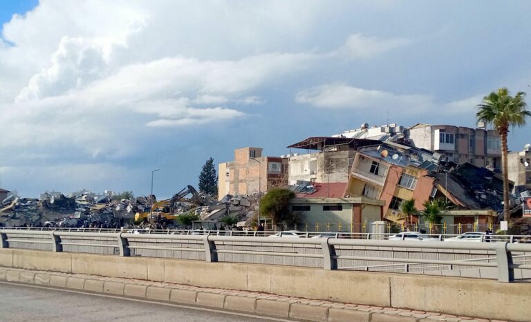 Terremoto tra Turchia e Siria, migliaia di morti. Un italiano disperso
