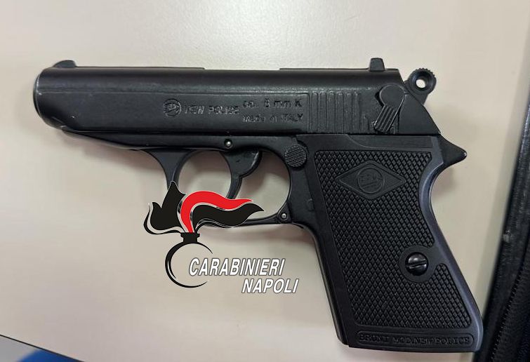 In classe con la pistola, studente 14enne denunciato a Napoli