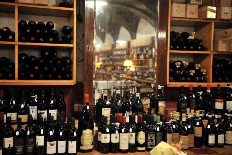Vino, Centinaio “Fare fronte comune contro etichette Irlanda”