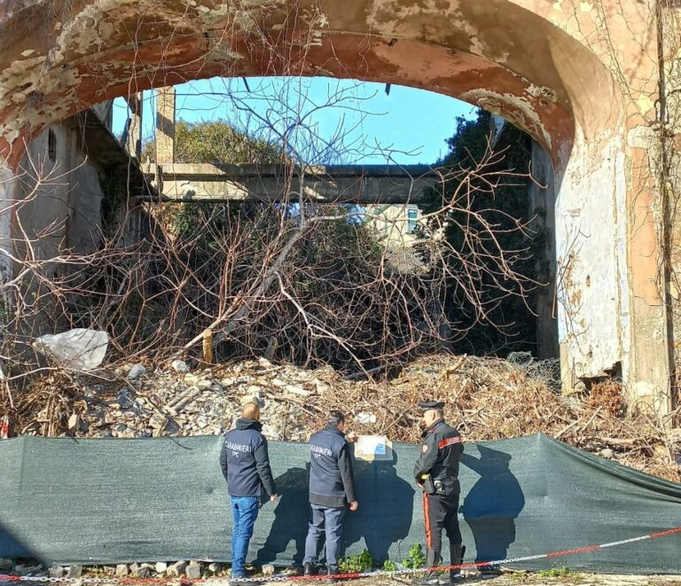 L’antica stazione Bayard nel degrado a Napoli, sequestrata dai carabinieri