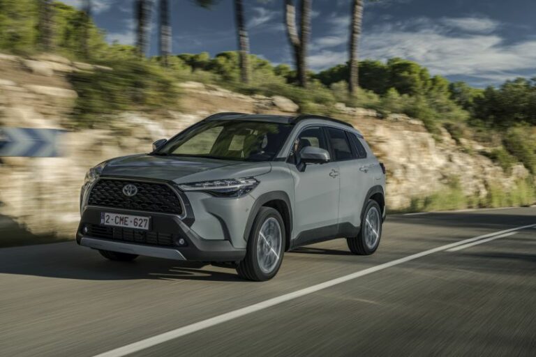 Toyota Corolla Cross disponibile con nuovo 1.8 full hybrid