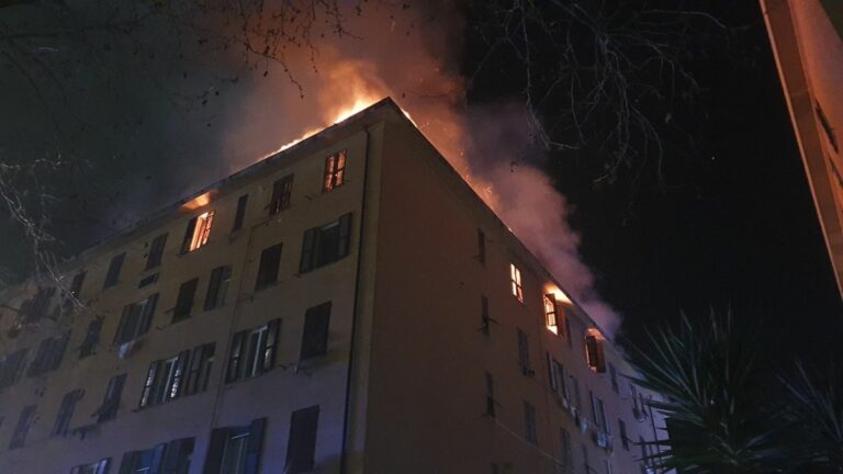 Incendio devasta palazzo a Genova, 96 evacuati