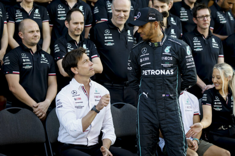 Ecco la Mercedes W14, Hamilton e Russell in total black