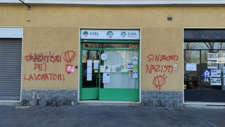 Milano, scritte contro la Cisl sui muri della sede di Bicocca