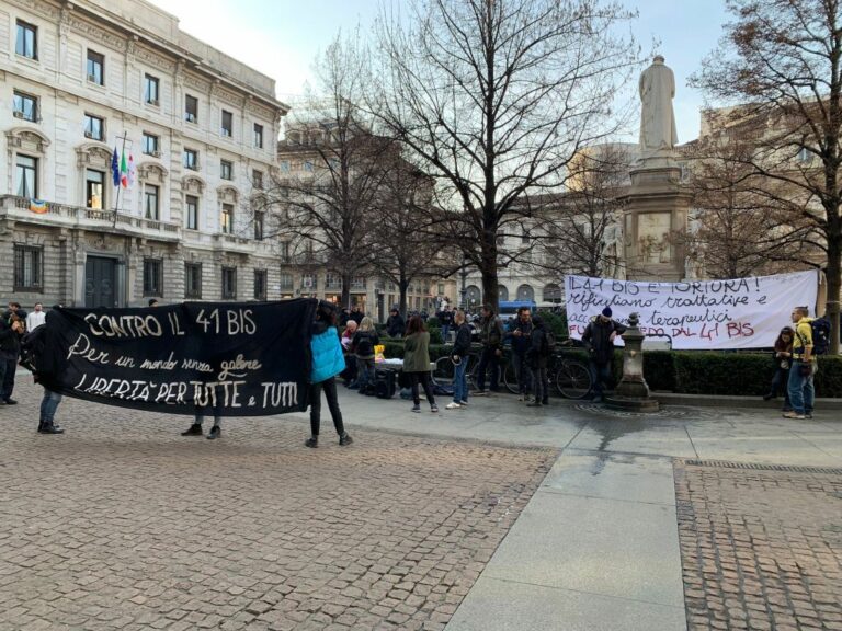 Cospito, presidio anarchico in piazza Scala a Milano