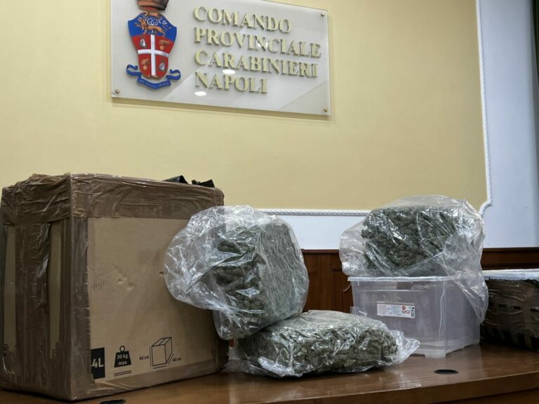 “Corrieri” sorpresi con 8 chili di marijuana a Napoli, due arresti