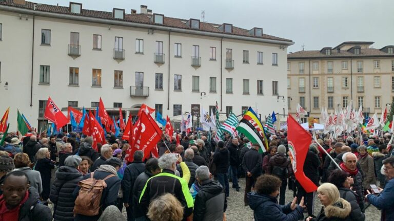 Ucraina, manifestazione per la pace a Milano. Mancano bandiere di Kiev