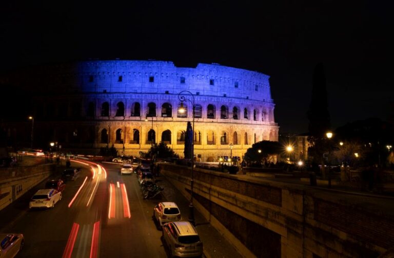 Ucraina, Acea illumina Colosseo e Campidoglio per solidarietà