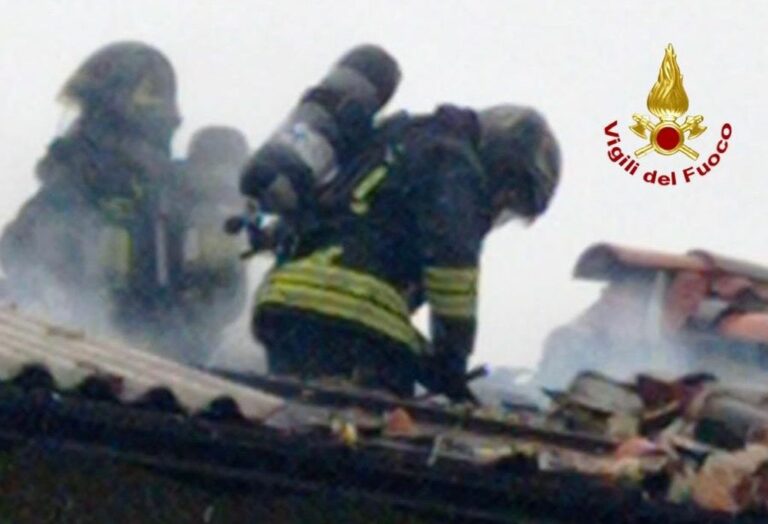 Milano, incendio su un tetto a Rosate. Evacuate nove persone