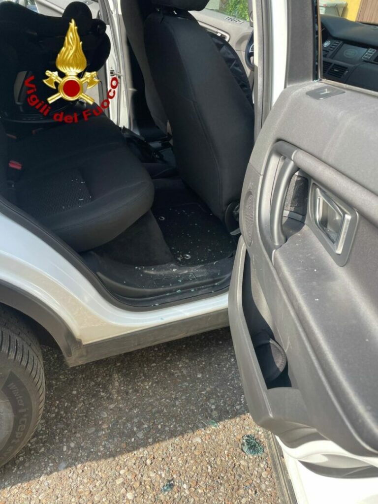 Corbetta, neonata rimane chiusa in auto. Liberata dai Vigili del Fuoco