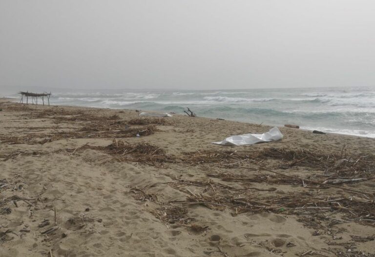 Immigrazione, naufragio nel Crotonese. Più di 60 le vittime, fermati tre scafisti