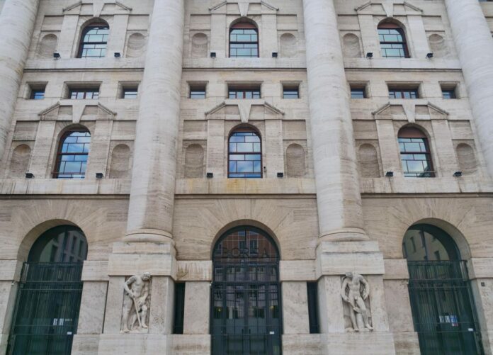Milano piazza affari: l'unghia di L.O.V.E. opera di Maurizio Cattelan risulta essere dopo tre mesi dipinta ancora di rosa