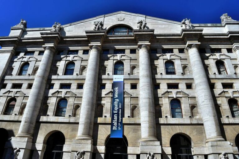 Piazza Affari chiude in rialzo, attesa per decisioni Bce e Fed