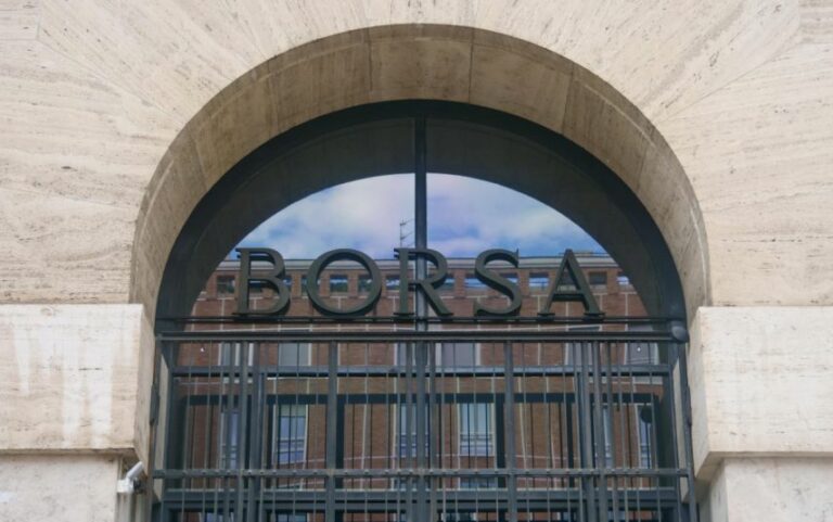 Piazza Affari chiude poco mossa, sui mercati pesa l’incertezza