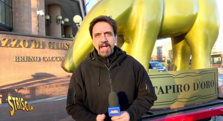 Tapiro gigante di Striscia al Pm nel processo plusvalenze Juventus