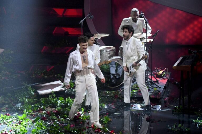 Blanco s’infuria e rovescia i vasi di fiori a Sanremo. Standing ovation per Mattarella. “Pensati libera”, il messaggio di Ferragni