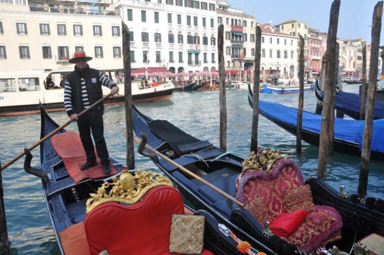 A Ca’ Farsetti la premiazione dei “gondolieri anziani”