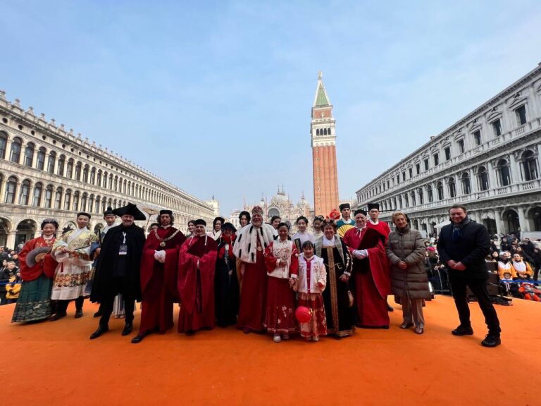 Venezia, in Piazza San Marco sfilano le maschere cinesi e il Talchum