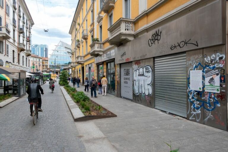 Commercio, dal 2012 a oggi spariti 100mila negozi