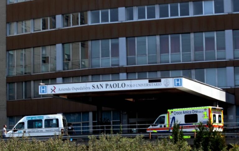 Cospito trasferito in ospedale a Milano. Scontri fra anarchici e forze dell’ordine, sei agenti feriti