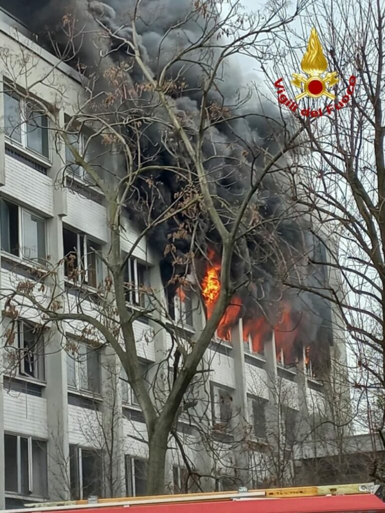 Milano, incendio in uno stabile disabitato via Quintiliano