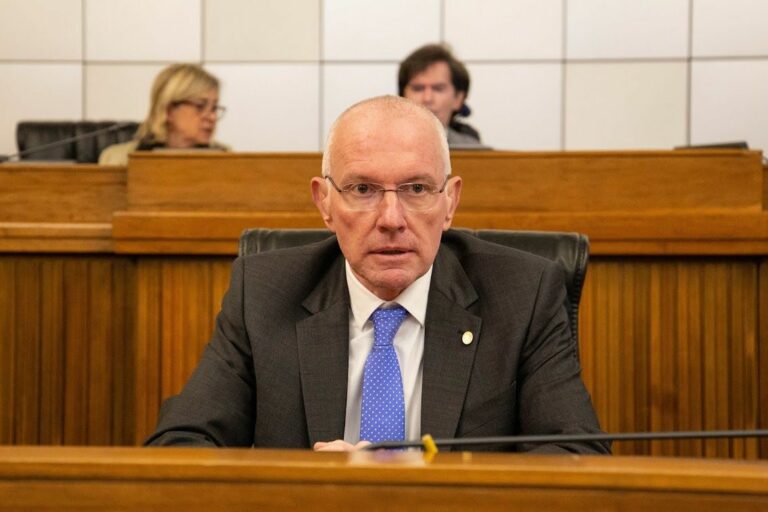 Testolin eletto presidente della Regione Valle d’Aosta