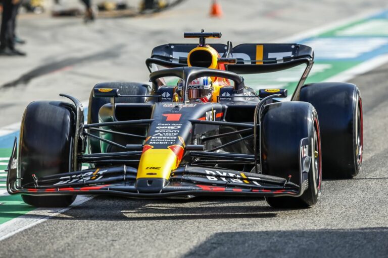 Pole position Verstappen in Bahrain, Ferrari in seconda fila
