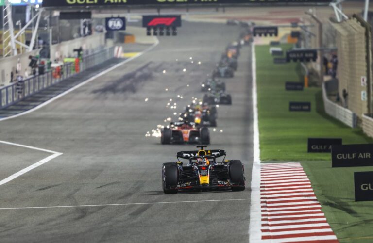 Verstappen vince in Bahrain, Ferrari in difficoltà
