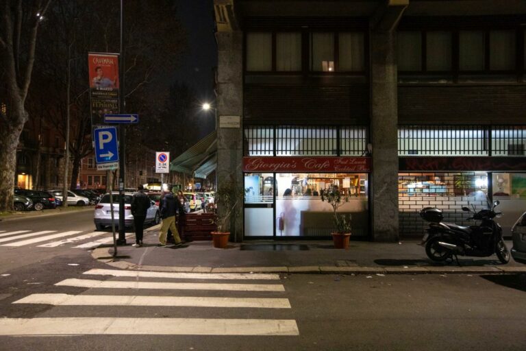 Passanti accoltellati a Milano, sei feriti