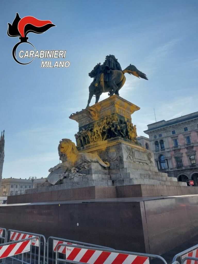 Milano, attivisti ambientalisti imbrattano monumento in piazza Duomo