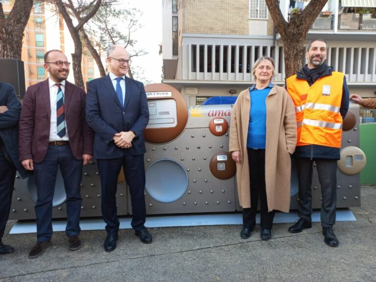 Roma, maxi contenitore di design Ama per la raccolta differenziata