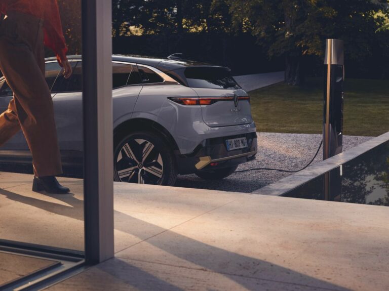 Renault lancia app “Plug Inn” per trovare punti di ricarica privati