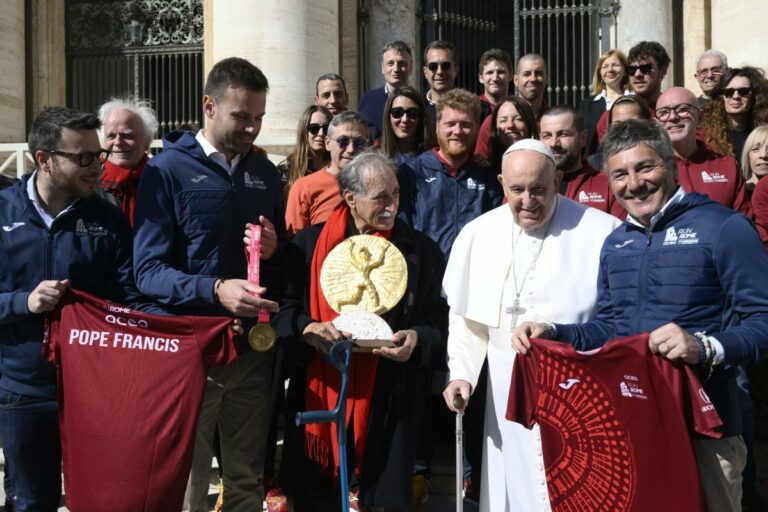 Maratona di Roma, Papa Francesco benedice la Coppa degli Ultimi
