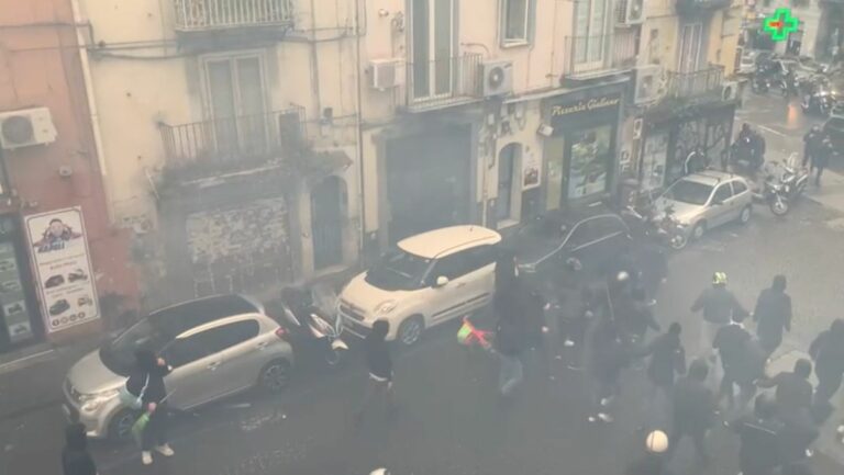 Scontri a Napoli con i tifosi dell’Eintracht, in fiamme auto polizia