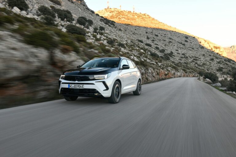 Il Grandland Opel diventa GSe, il C-Suv ibrido vola a 235 km/h