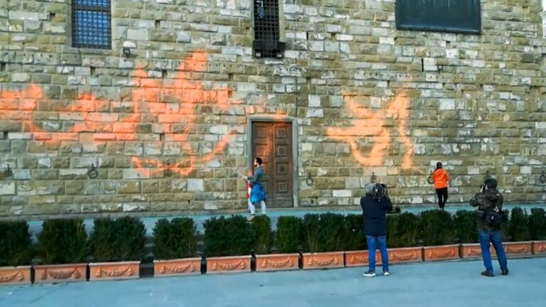 Firenze, attivisti ambientalisti imbrattano Palazzo della Signoria