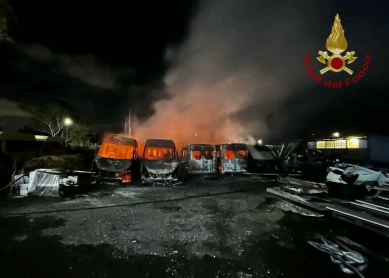 Scuolabus in fiamme a Roma, indagini a tutto campo
