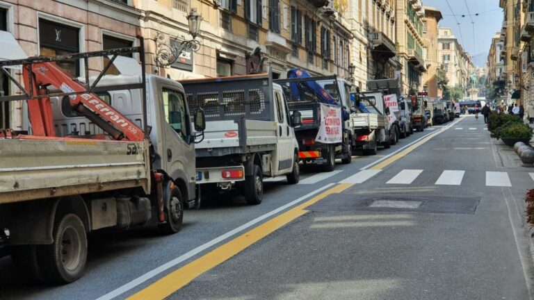 Superbonus, edili paralizzano Genova. 500 mezzi in corteo