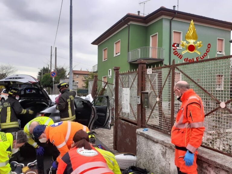 Pozzo d’adda, auto finisce contro una cancellata. Due morti