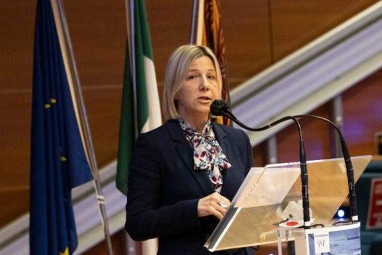 Sanità, l’endometriosi si spiega in classe