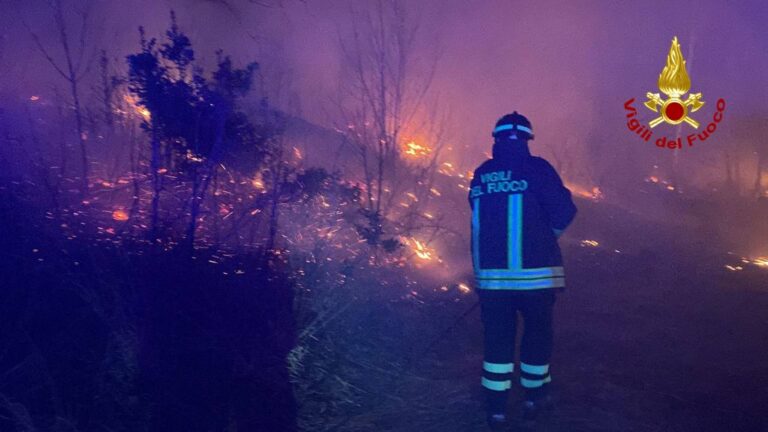 Varese, incendio boschivo minaccia paese. Vigili del Fuoco al Lavoro