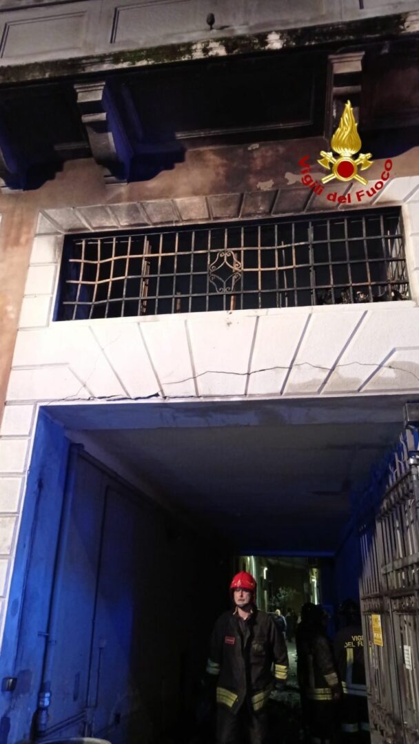 Milano, incendio in un appartamento, 70enne morto carbonizzato